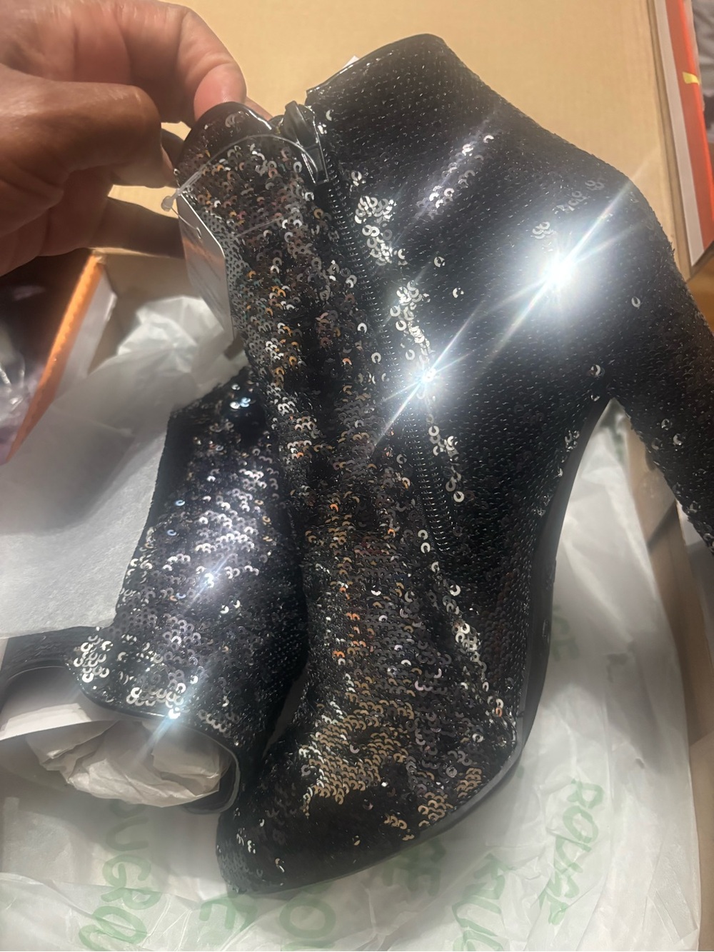 Black/silver color interchanging sequins